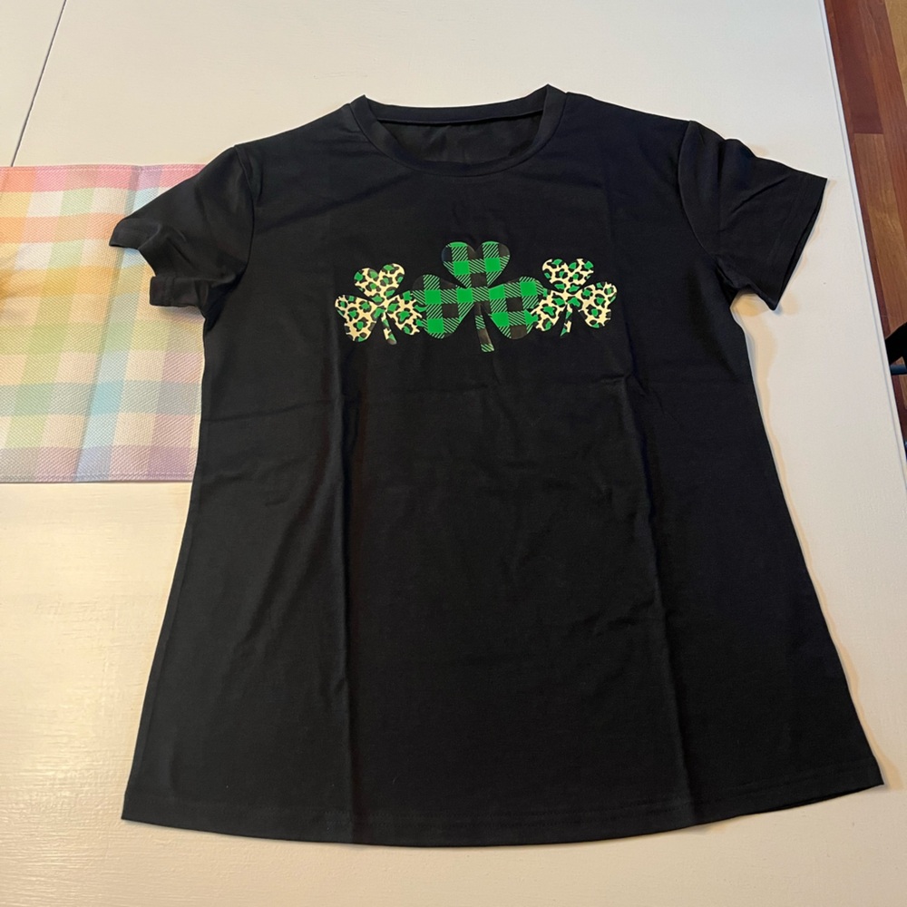 Women’s green plaid buffalo check clover St. Patrick’s Day T-shirt size SMALL